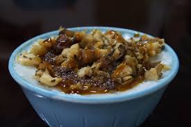 碗粿 台语 uann kue 又称碗糕 有时被误写为 碗稞 是流行于华南 粤东 台湾等地的米食制品 因成品置于碗内 故名 分甜 咸二类 甜碗粿是米浆经糊化后拌入糖蒸熟而成 咸碗粿则是将糊化的米浆蒸过一次 将配料铺于其上再蒸熟而得 并搭配酱油膏或甜辣酱食用