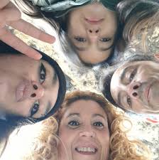 Por favor a mis vecinos de la parte calle padre pandelo si alguien se  encuentra esté pajarito es de mi hijo se escapó esta tarde de la ventana  tiene casi dos meses