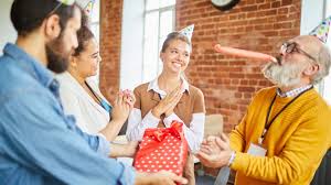 Badmintonul este un sport în care doi jucători sau două perechi de jucători partea invingatoare va fi desemnata cea mai buna din trei seturi, daca nu se convine altfel dinainte. Cadouri Pentru Sefi 3 Reguli De Baza Si 10 Idei Perfecte