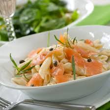 Salade De Pates Au Saumon Concombre Et Pommes Recette Pates Au Saumon Pates Au Saumon Fume Salade Pates Saumon