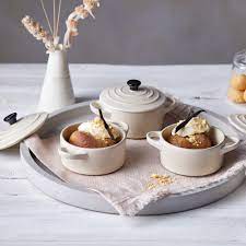 La mini cocotte de gres de 10cm le creuset es ideal para una presentación individual divertida y original. Le Creuset Mini Casserole 0 25l Ambientedirect