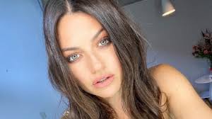 Mila kunis and ashton kutcher hilariously slam split rumors as one fan put it, what is happening. indeed, there was a lot to unpack in ashton kutcher 's new instagram video. Las Fotos De Jujuy Jimenez Que Confirman Que Es La Mila Kunis De Argentina Quever