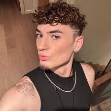 Lisa Dage's Instagram, Twitter & Facebook