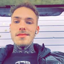 Closer look at the NEW Milk Chocolate Digestive Caramelised Biscuits from  ALDI 🤤 They're absolutely delicious, so moreish!