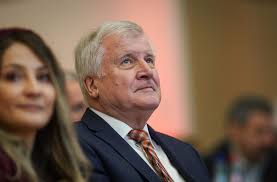 An 365 tagen im jahr, rund um die uhr aktualisiert, die wichtigsten news auf tagesschau.de. Horst Seehofer Zwischenfall Bei Hubschrauberflug Mit Dem Innenminister Politik Stuttgarter Zeitung