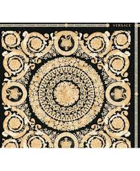 Se le tappezzerie sono per voi abiti per le pareti e se tra le mura trovate la carta da parati versace home su wallcover. Catalogo Home Versace 4 Design Ironico E Creativo Che Solo Versace