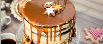Der kuchen ist ein saftiger, weihnachtlich angehauchter schokoladenkuchen mit viiiiielen leckeren streuseln im teig. Weihnachtliche Torte Mit Peanut Butter Und Karamellguss Backrezepte Blog