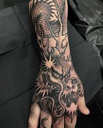 Black And Grey Foo Dog Hand Tattoo Joaoboscoa Hand Tattoos Dragon Tattoo Black And Grey Tattoos