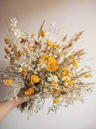 We are online florist (flower shop) in kuala lumpur, malaysia selling fresh flowers (hand bouquet/flower basket/flower stand), fruits, soft toys, chocolates, cakes, gifts, hampers, liquors and wine for delivery in kuala lumpur. Bouquet Fleurs Sechees Blanc Jaune Recherche Google In 2020 Dried Flower Bouquet Flowers Bouquet Dried Flowers