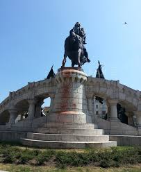 Fiind un rege drept și de aceea și foarte iubit de supușii săi, după moartea sa a dat naștere unui slogan: Cluj Statuia Lui Matei Corvin A Fost VandalizatÄƒ Fiind VopsitÄƒ ParÅ£ial Cu Vopsea Maro Foto