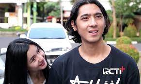 Keduanya telah dikaruniai buah hati bernama ibrahim. Arya Saloka Patah Hati Benarkah Ia Mengejar Wanita Lain Okezone Celebrity