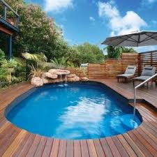 Pool Mit Holzeinfassung In 2020 Schwimmbad Landschaftsbau Gartenpools Schwimmbader Hinterhof