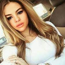 Stop everything you're doing— selena gomez is now blonde. Selena Gomez Edit Long Hair Styles Long Hair Girl Carmel Hair Color