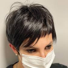 L'ideale, perciò, è scegliere tagli di capelli corti scalati e sfilati, che attirino l'attenzione sul collo. Spazio38 Taglio Capelli Corti 2021 Sfilati Scalati Facebook