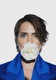 Leticia Colin e Michel Melamed surgem de mãos dadas em Paris e fã  questiona: 'Voltou com o boy?'