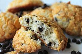 I biscotti amaretti sono dolcetti croccanti e hanno profumo di mandorle, sono ideali come dessert per il tè, caffè o accompagnati da un bicchierino di liquore. Biscotti Morbidi Fatti In Casa Con Gocce Di Cioccolato Fondente