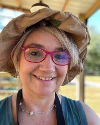 Con el sombrero de mi hermana Ingrid que me ha parecido absolutamente  sensacional !!! Yo quiero uno .