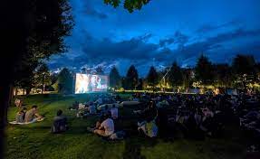 De curând, în orașul șoldănești a fost creat cinema în aer liber, iar de două săptămâni locuitorii orașului vin și se relaxează privind un film cu familia și cu prietenii. NopÈ›ile Cu Cinema In Aer Liber Revin In Iulius Parc Ce Vedem In Acest Weekend
