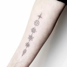 Visualizza altre idee su tatuaggi, idee per tatuaggi, tatuaggi old school. Tatuaggi Fiori Stilizzati Piccoli O Grandi Sempre Delicati Tatuaggipiercing It