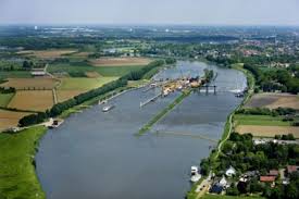 Daarom is rijkswaterstaat extra alert en werd er vandaag met een vliegtuigje o. Lage Waterstand Van De Maas Lange Wachttijden Bij Sluizen V De Limburger Mobile