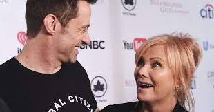 Hugh michael jackman, ac is an australian actor and producer, who is involved in film, musical theatre, and television and has won many worldwide recognition for his roles in major films, notably as superhero, period, and romance characters. Hugh Jackman Hier Waren Er Und Seine Frau Noch Seeehr Jung Bunte De