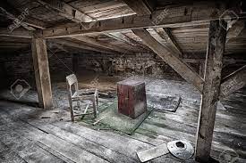 Un record pour ce type d'objets antiques. Chaise Sur Un Grenier Abandonne Banque D Images Et Photos Libres De Droits Image 33317236