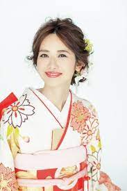 白地に桜柄の振袖につまみかんざしを合わせて可愛らしく front ザ ウエディング 色打ち掛け 髪型 ウェディング ヘアスタイル 和装メイク