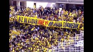 Galatasaray sözleri 2016 yılında da başarılarla doğru orantılı olarak artış gösterecektir. Fenerbahce Tribunlerinden Galatasaray A Kapak Pankartlar Youtube