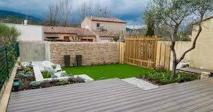 Renovation D Un Petit Jardin A Auriol 13 Afin De Le Moderniser Et De Pouvoir En Profiter Pleinement Avec Trois Espaces Jardin De Ville Jardins Jardin Moderne