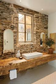 Rustikales Badezimmer In Dem Landhausstil Mit Einer Waschtischkonsole Massivholz Badezimmer Rustikal Bad Styling Rustikale Badezimmer Designs