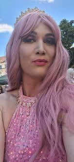 Hello, I would like to introduce myself here as well. My drag name is  #Miss_Ivy, im 37 and life in Germany Bavaria. I started doing drag about  1.5 years ago. That was