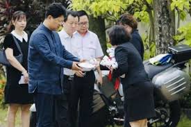 On the cover, the integration of separate cords into one strong central braid represents the common vision and shared goals which bind all the group's business. Bai Tian Pays Last Respects To Ioi Group Founder Up Station Malaysia