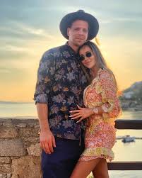 Left to cherish the many memories of arthur and carry on his legacy, besides his wife sheila, of 25 years, are his children, pamela andreson and her husband james, robert fabianski, scott. Wojciech Szczesny Wiki 2021 Girlfriend Salary Tattoo Cars Houses And Net Worth