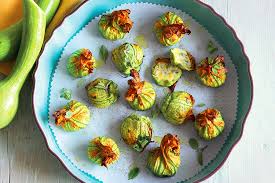 Infatti basterà una veloce passata al forno per farli dorare i fiori di zucca. La Pastella Perfetta Per Fiori Di Zucca Croccanti La Classica E Altre Idee