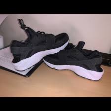 Black And White Huaraches Womens Nike Shoes Womens Nike Huaraches Color Black White Size 10 Nike Huarache Black Nikes Nike Women