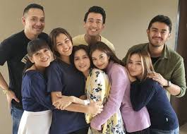 Dia sering membawakan makanan, membantu bawang putih membereskan rumah, atau hanya menemani bawang putih dan ayahnya ngobrol. Tamat 10 Potret Hangat Kebersamaan Cast Bawang Putih Berkulit Merah