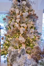 Arbol Verde Con Cinta Crema Ramas Doradas Plateads Y Blancas Con Venados Blancos Navidad Rustica Arboles De Navidad Tematicos Ideas Para Arboles De Navidad