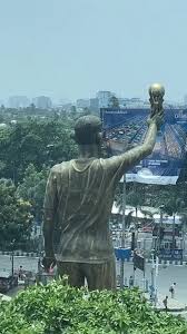 হাওয়ায় দুলছে মেসির মূর্তি, #messi #lionelmessi #messistatue