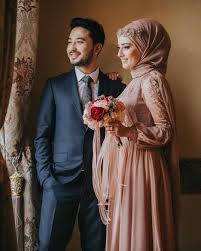 Memilih tema foto prewedding tidak melulu gaya yang kaku dan formal. Wah Deretan Outfit Ini Menarik Banget Untuk Tema Foto Prewedding Hijab Cek Inspirasinya Di Sini