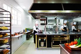 Él tiene que buscar alojamiento para todos, para eso llama por télefono a un hotel de la ciudad. Restaurante Tierra 1 Estrella Michelin En Valdepalacios Hotel De Lujo Cerca De Madrid
