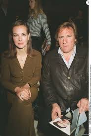 Scopri immagini su {{searchview.params.phrase}} in base alla tonalità di colore. Carole Bouquet Et Gerard Depardieu Defile Chanel A Paris Le 15 Mars 2001 Purepeople