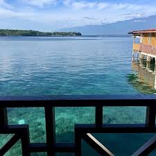 Pulau yang satu ini sangat direkomendasikan karena keindahannya yang tiada tara dan dilengkapi dengan fasilitas yang luar biasa. Tempat Makan Yang Sangat Dekat Ke Pantai Pemandangan Indah Air Jernih Picture Of Mansinam Beach Resort Manokwari Tripadvisor