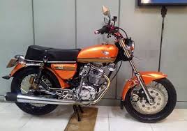 Bisa dikatakan yamaha v50 mengawali kesuksesan yamaha sebagai salah satu produsen otomotif terbesar di indonesia. 10 Modifikasi Motor Klasik Terbaik Di Indonesia 2021 Otomaniac