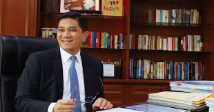 Gaji tinggi banyk duit, tiba2 makan maggi kosong. Azmin Ali Plans To Step Down As Selangor Chief Minister To Take On Economic Affairs Role World Of Buzz