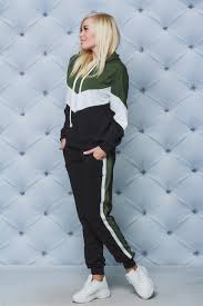 Женские спортивные костюмы можно разделить на две группы именно для спорта и в спортивном стиле для прогулок и дома. Zhenskij Sportivnyj Kostyum Haki Kupit Optom Ot Proizvoditelya Internet Magazin Versal 1024058860