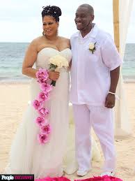 Actress Comedienne Kim Coles Weds In A Gorgeous Gown From Della Curva Curvybrides Dominicanre Celebrity Wedding Dresses Wedding Dresses Celebrity Weddings