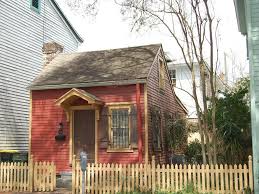 Smallest House In Savannah Ga Can Be Rented This Tiny Piece Of History Is Full Of Character Small House Savannah Chat Savannah Houses