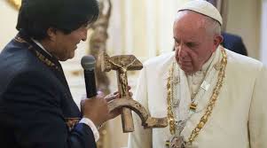 VIDEO: Así reaccionó el Papa cuando Evo Morales le regaló Cristo sobre hoz  y martillo