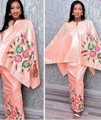 Voici une galerie sur le thème bazin femme. 900 Idees De Bazin En 2021 Mode Africaine Tenue Africaine Robe Africaine