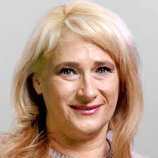 Kristin Lyle's Instagram, Twitter & Facebook